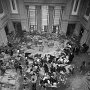 18.	Anges de la boue<br />Inondation de Florence, 20 novembre 1966 : livres endommagés rassemblés dans le grand hall de la Bibliothèque nationale de Florence avant d’être mis au sec puis restaurés. © photo Studio Vaghi, Parma. Avec l’autorisation du Ministero dei beni e della attività culturali / Biblioteca Nazionale Centrale di Firenze<br />